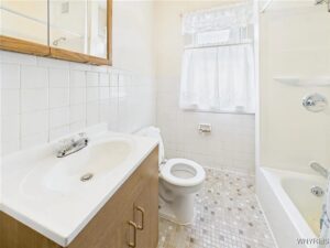 4 Upper Bathroom